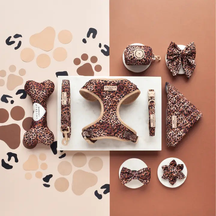 Perfekt für modebewusste Hunde: Das Leopard Pup Adjustable Neck Harness bietet Komfort und einen wilden Look.
