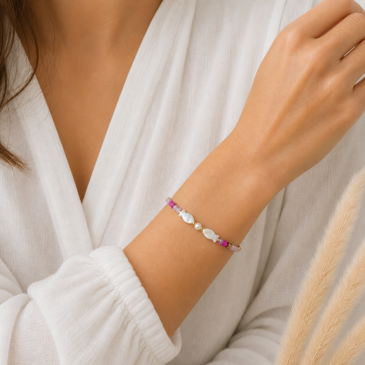 Perlenarmband mit weißen Fisch-Perlen in Pink & Flieder