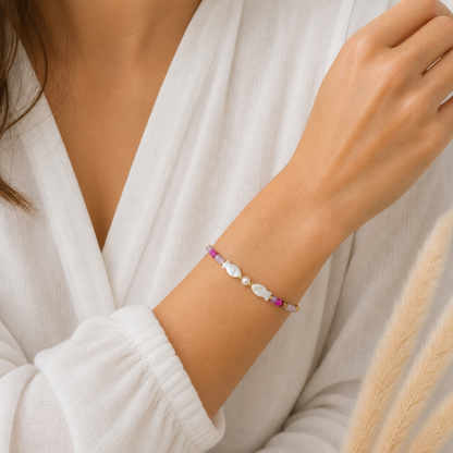 Perlenarmband mit weißen Fisch-Perlen in Pink & Flieder