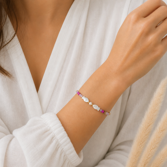 Perlenarmband mit weißen Fisch-Perlen in Pink & Flieder
