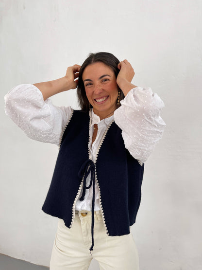 Dunkelblaue Strickweste mit Häkelkante und Schleifendetail