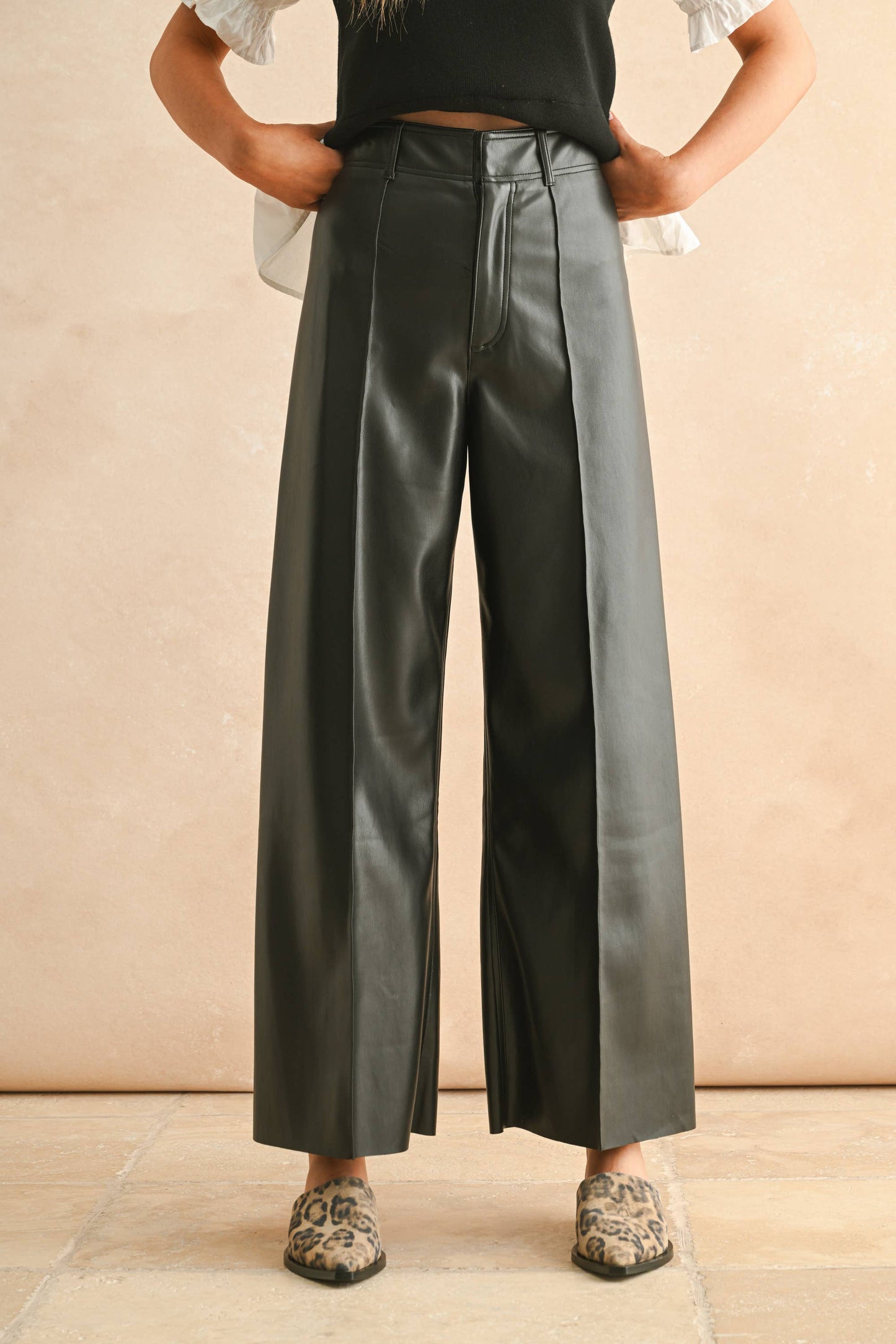 Vegane Lederhose Schwarz – Wide Leg Hose mit Pintuck-Falten