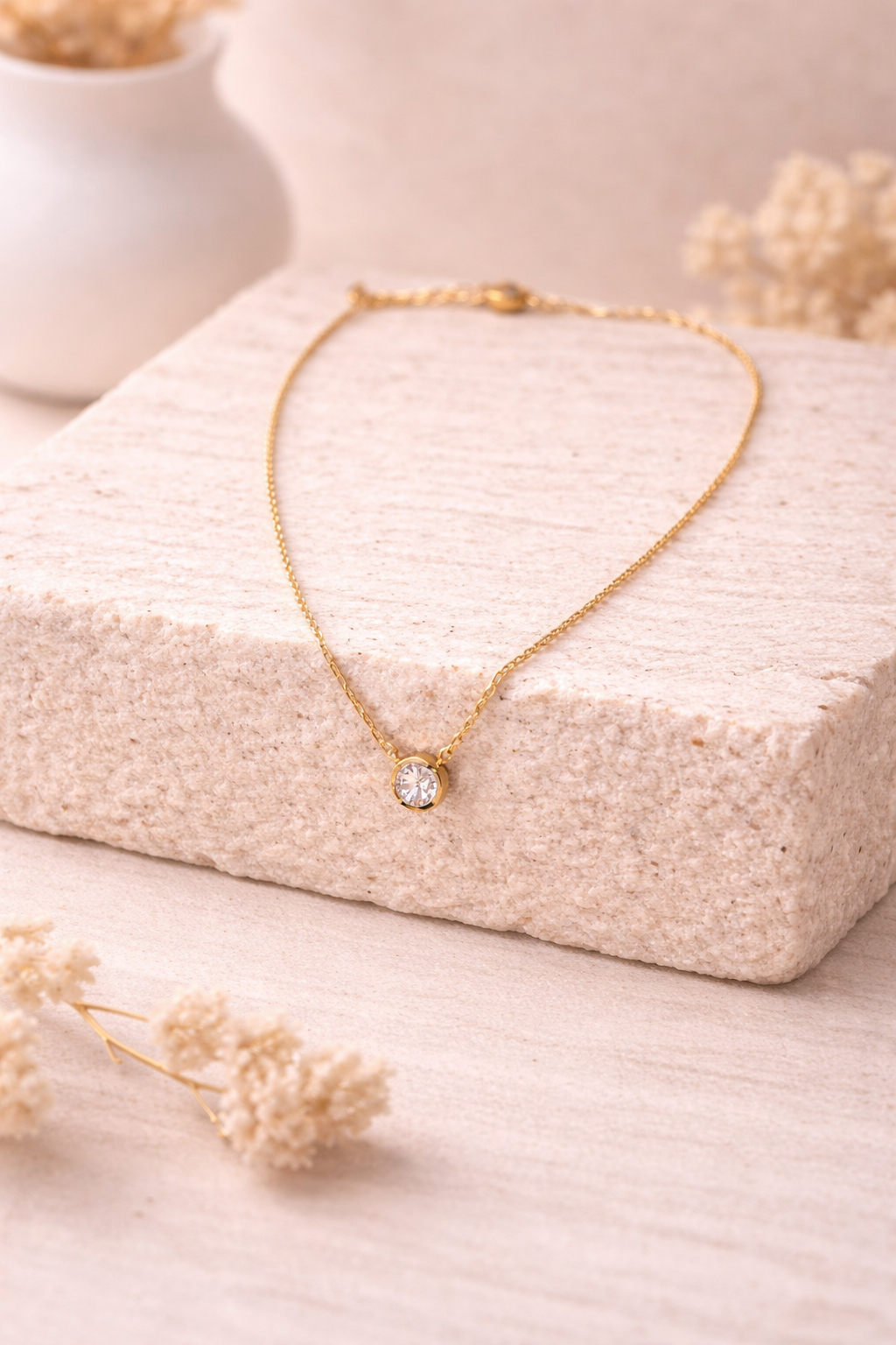 Feine goldene Halskette mit Zirkonia Anhänger