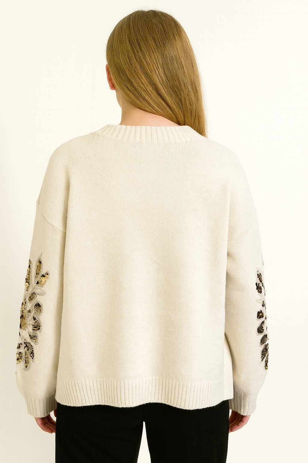 Oversize Pullover mit Rundhalsausschnitt – Ärmel mit Paillettenstickerei