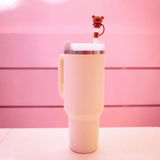 Schütze deinen Strohhalm und bringe eine Portion Niedlichkeit in dein Getränk mit dem Teddy Bear Straw Cover – ein Muss für Kuschelfans!