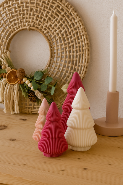 Weihnachtsbäume als Deko in verschiedenen Größen und Farben