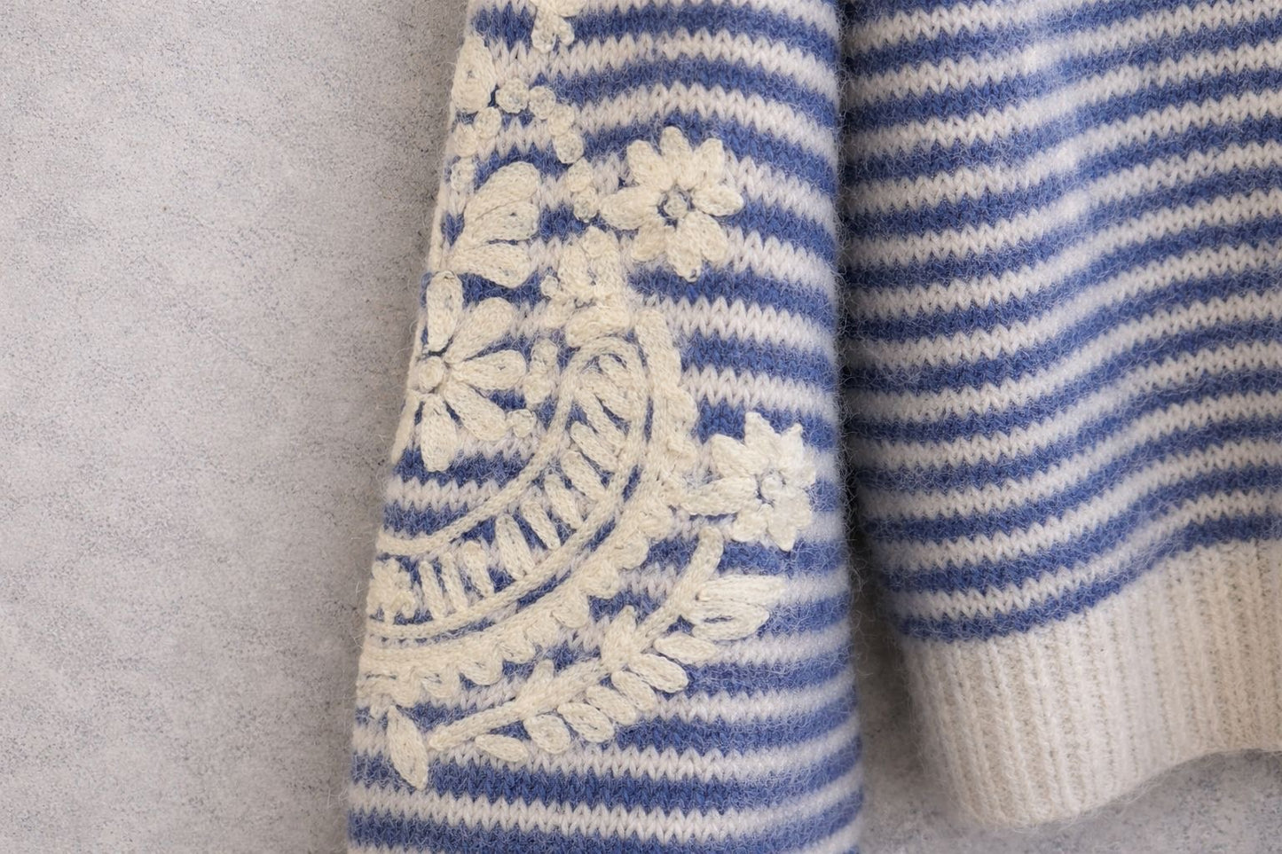 Gestreifter blauer und naturweißer Pullover mit Blumenstickereien mit Woll- und Alpaka-Anteil