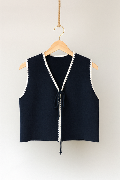 Dunkelblaue Strickweste mit Häkelkante und Schleifendetail