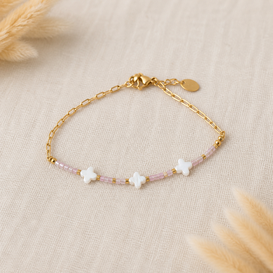 Perlenarmband mit weißen Blüten in Rosa & Gold