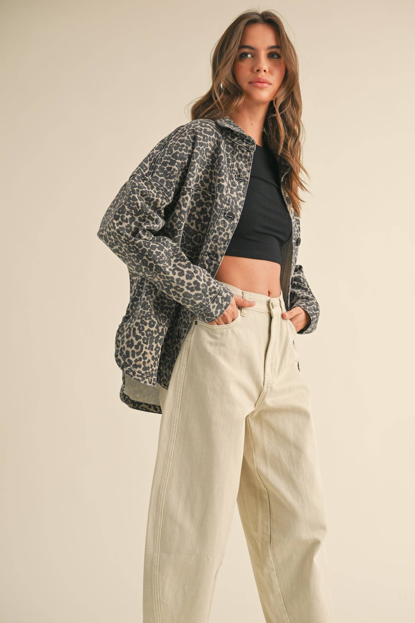 Lange Jeansjacke mit Leo-Print