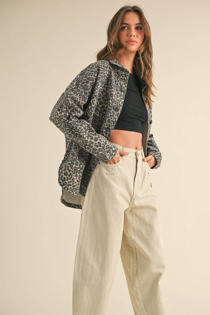 Lange Jeansjacke mit Leo-Print