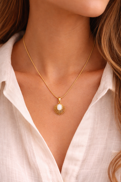 Goldene Halskette mit Stein