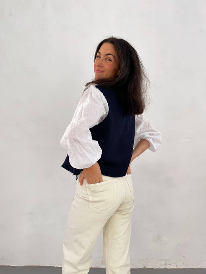 Dunkelblaue Strickweste mit Häkelkante und Schleifendetail