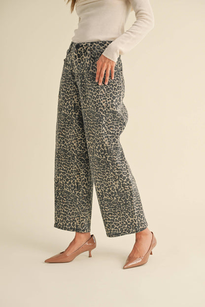 Barrel-Jeans mit Leopardenmuster