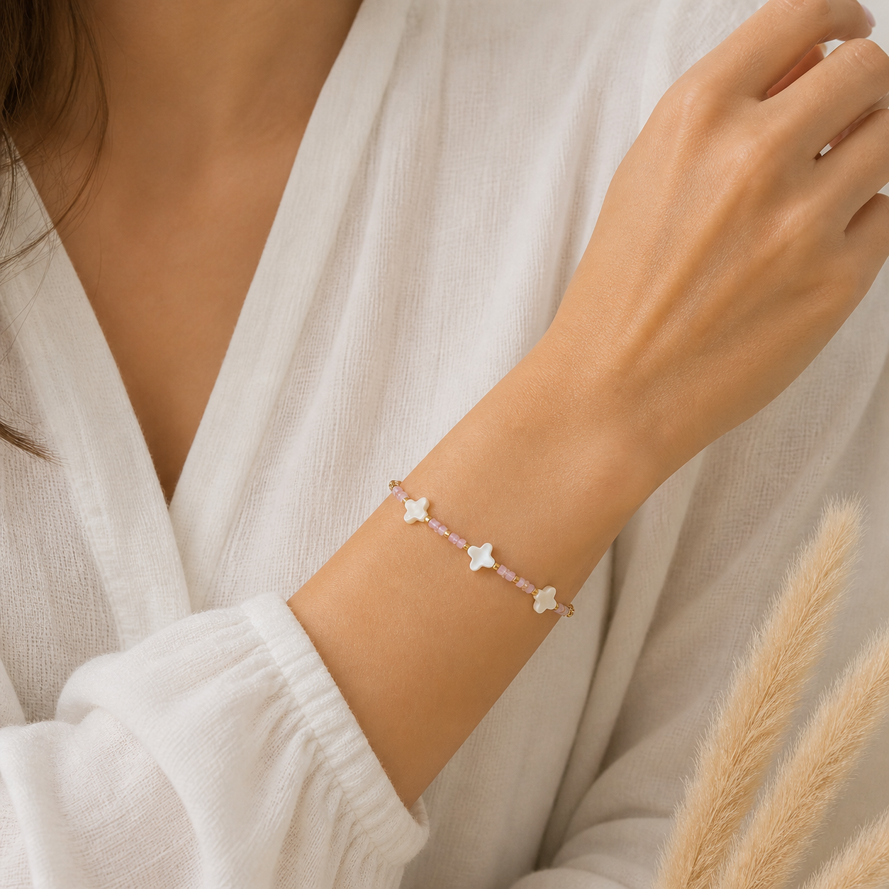 Perlenarmband mit weißen Blüten in Rosa & Gold