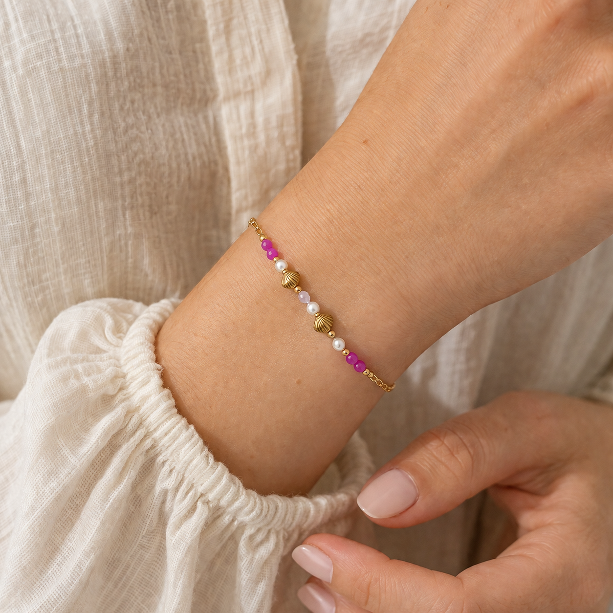 Perlenarmband mit Muschel-Details in Pink & Gold