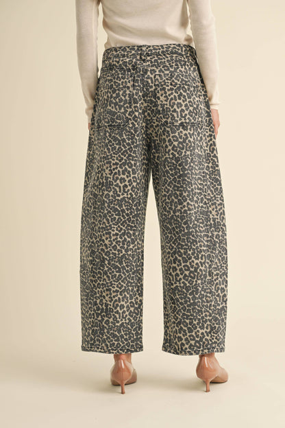 Barrel-Jeans mit Leopardenmuster