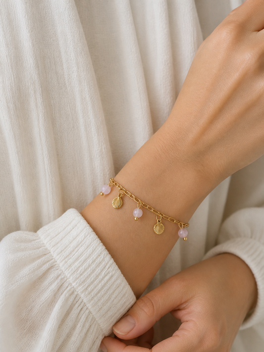 Filigranes Muschel Armband in Gold mit Rosé-Perlen