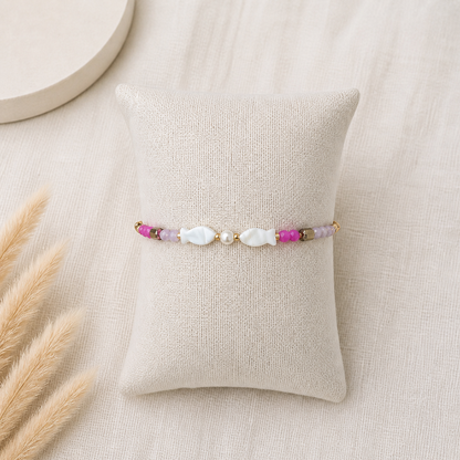 Perlenarmband mit weißen Fisch-Perlen in Pink & Flieder