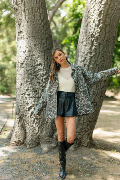 Lange Jeansjacke mit Leo-Print
