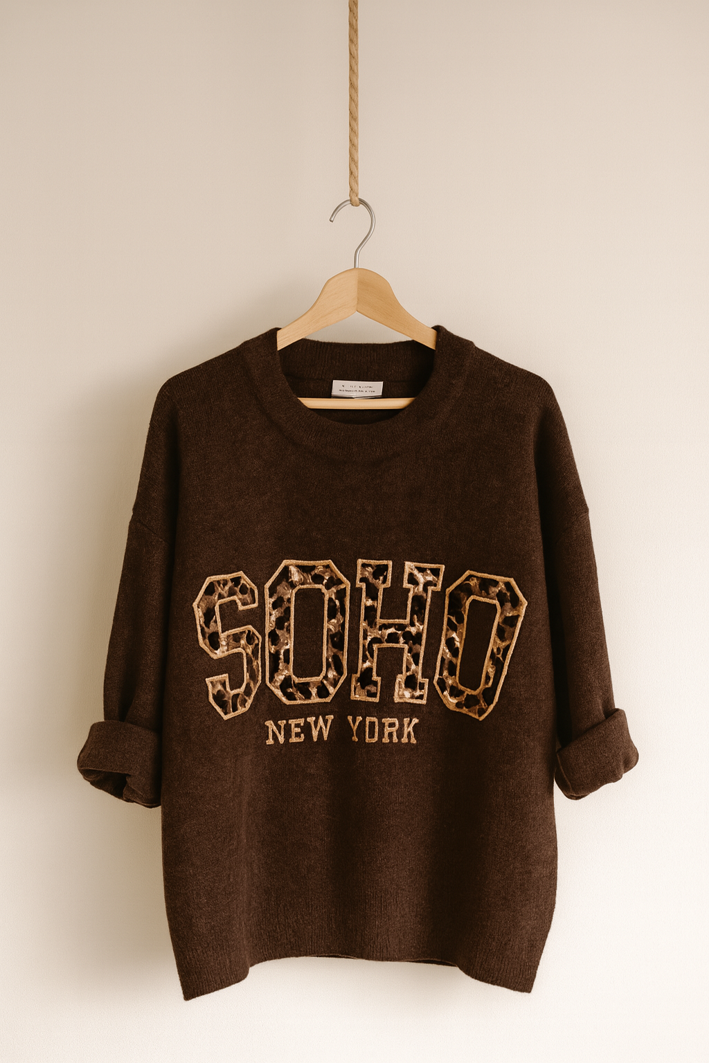 Kuscheliger Strickpullover mit SOHO Aufdruck und Leo-Print in angesagtem Schokoladenbraun