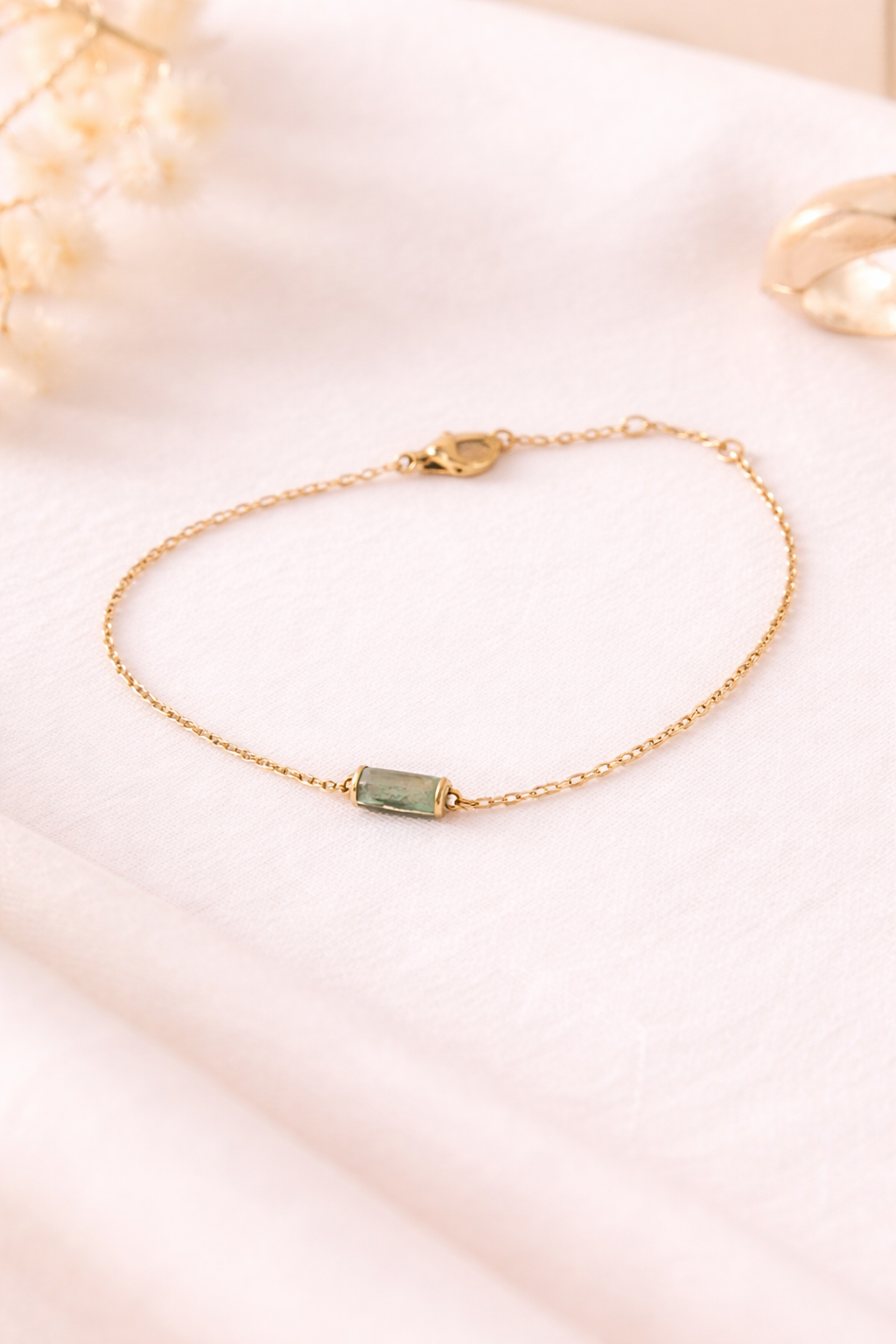 Zartes Armband mit farbigem Stein