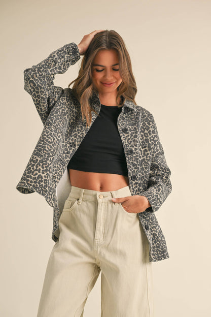 Lange Jeansjacke mit Leo-Print