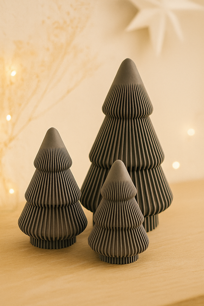 Weihnachtsbäume als Deko in verschiedenen Größen und Farben