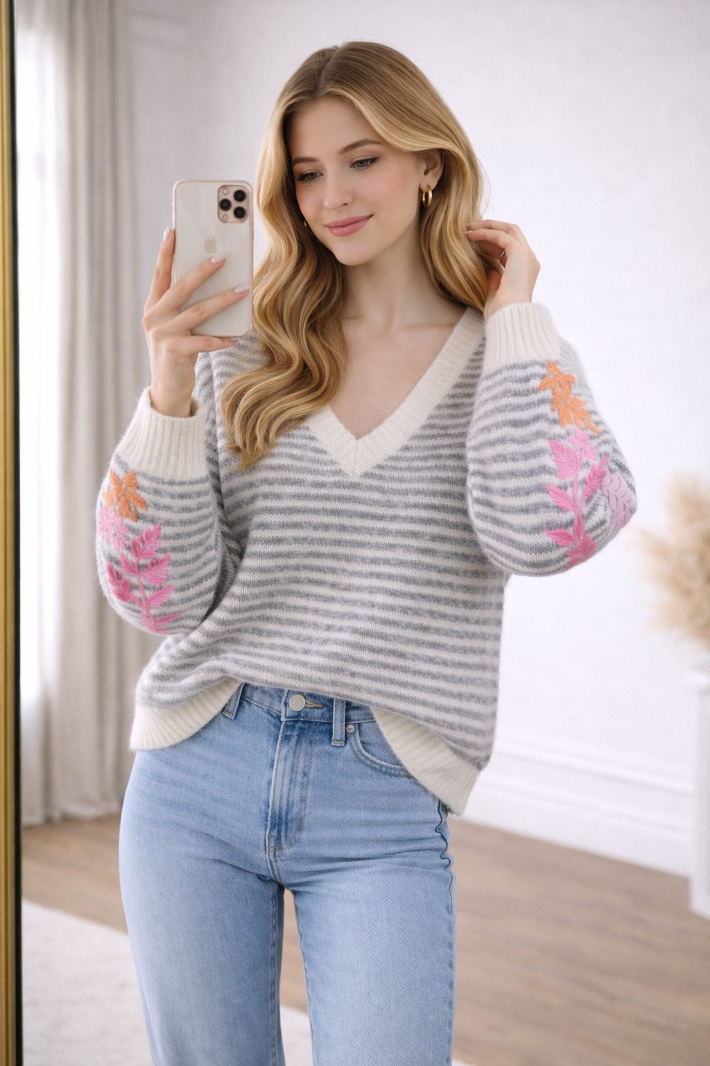 Gestreifter Pullover mit bunten Blumenstickereien