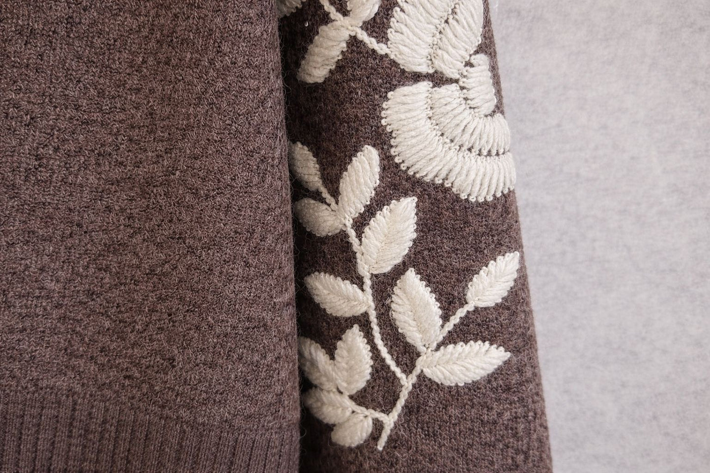 Florale Bestickte Strickjacke mit Wolle und Alpaka-Anteil