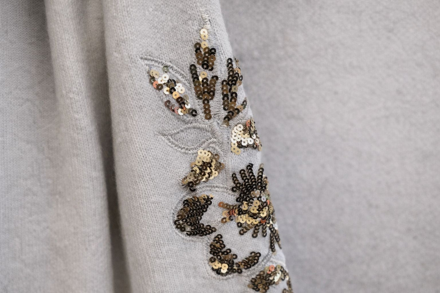 Oversize Pullover mit Rundhalsausschnitt – Ärmel mit Paillettenstickerei