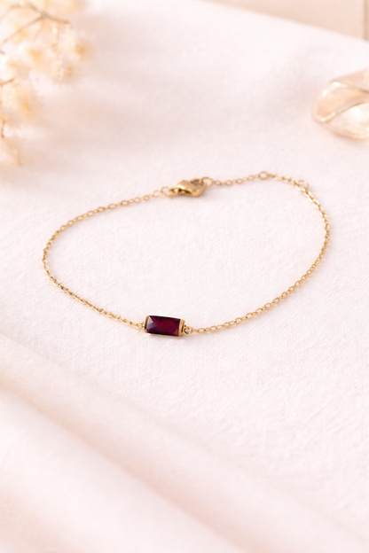 Zartes Armband mit farbigem Stein