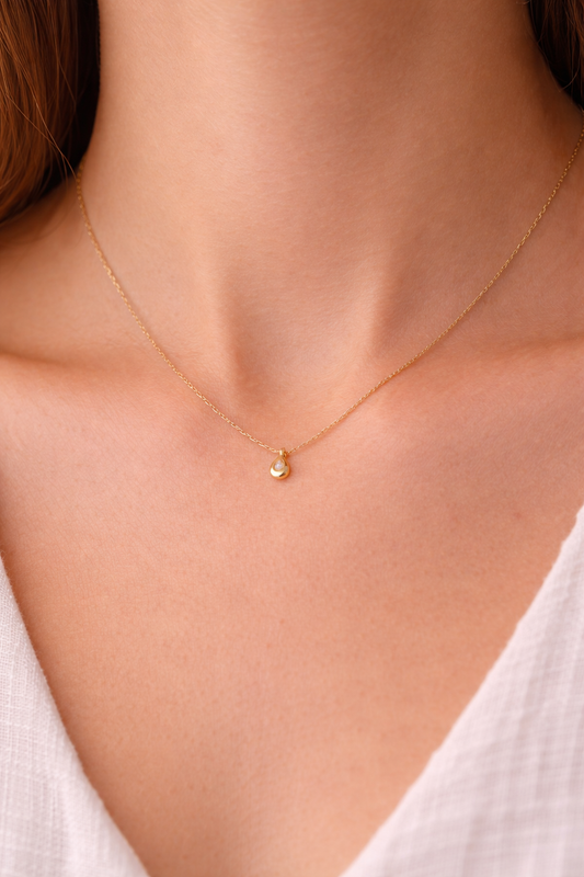 Zarte mit Mini-Anhänger – feiner Stein