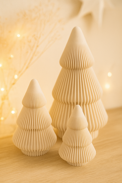 Weihnachtsbäume als Deko in verschiedenen Größen und Farben