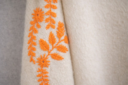 Bestickter Blumenpullover aus Wolle und Alpaka-Anteil