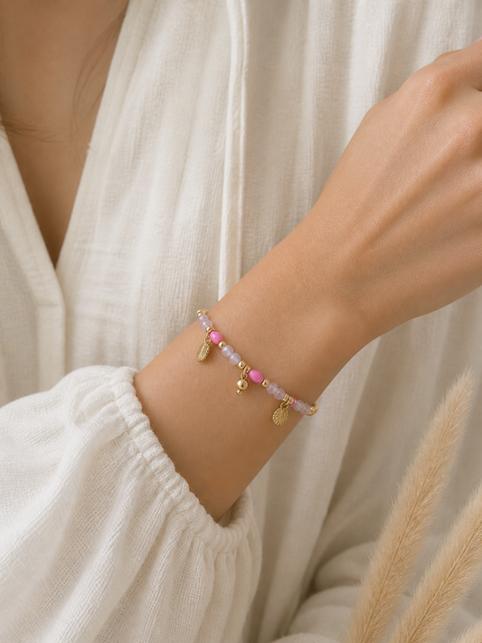 Perlenarmband in Rosa & Flieder mit Gold-Anhängern