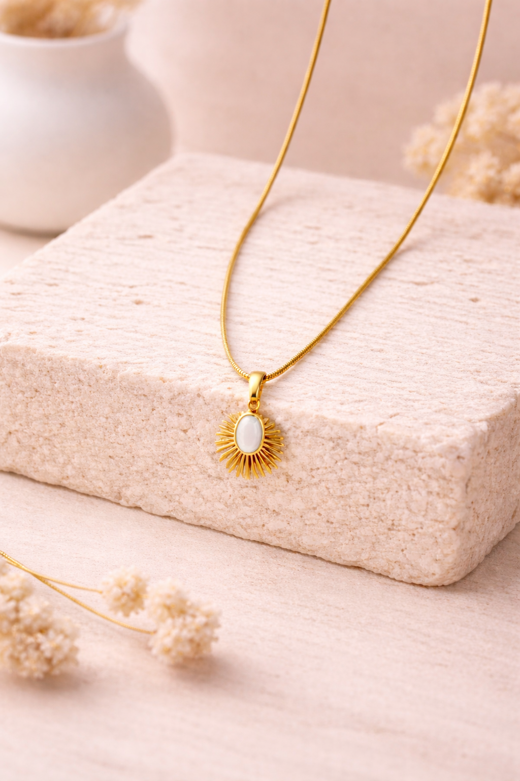 Goldene Halskette mit Stein