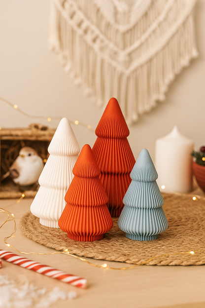 Weihnachtsbäume als Deko in verschiedenen Größen und Farben