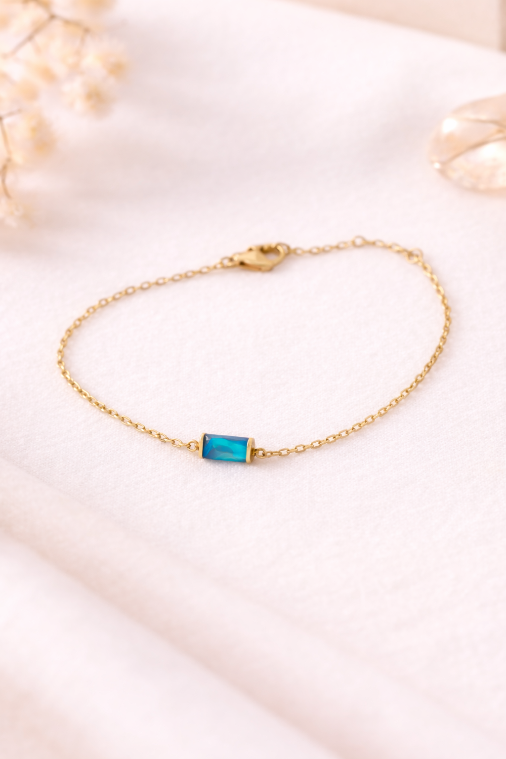Zartes Armband mit farbigem Stein