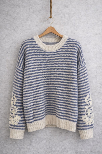 Gestreifter blauer und naturweißer Pullover mit Blumenstickereien mit Woll- und Alpaka-Anteil