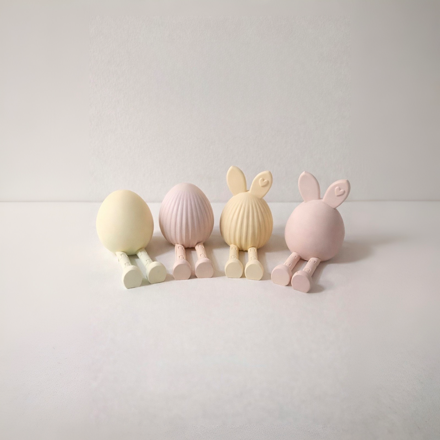 Sitzende Osterfiguren mit Beinchen