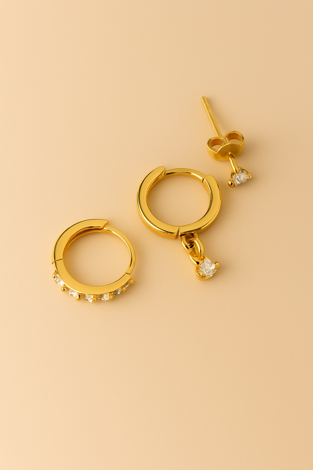 Feines Ohrring-Set in Gold mit Kristall-Details – Modern Chic