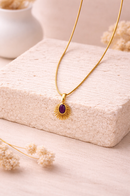 Goldene Halskette mit Stein