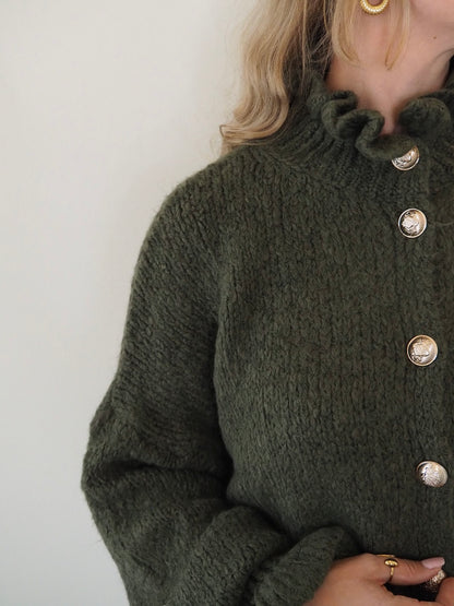 Grüne Strickjacke aus Mohair mit Puffärmeln und Perlmuttknöpfen