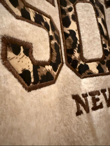 Kuscheliger Strickpullover mit SOHO Aufdruck und Leo-Print