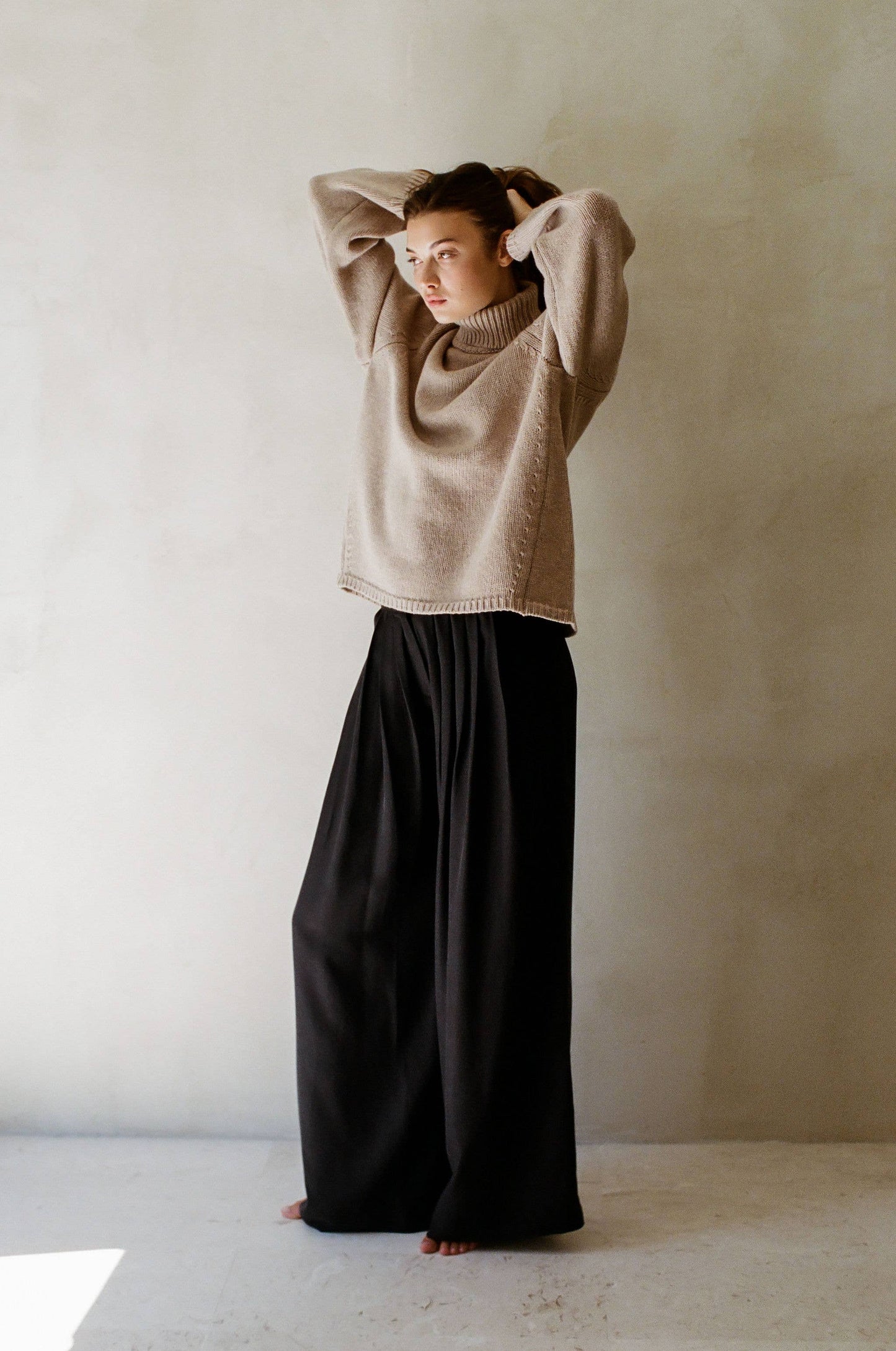 Taupefarbener Rollkragenpullover aus Kaschmir-Wollmix