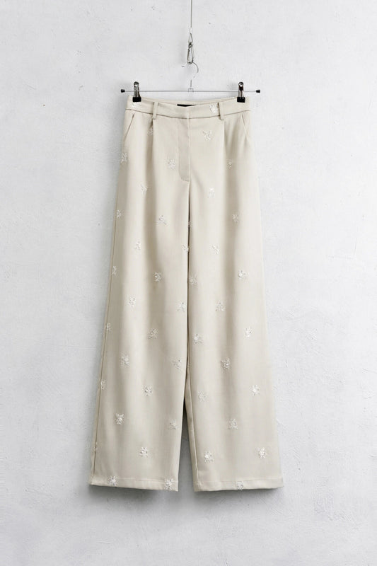 Hose mit Stickerei – Teil eines eleganten Sets