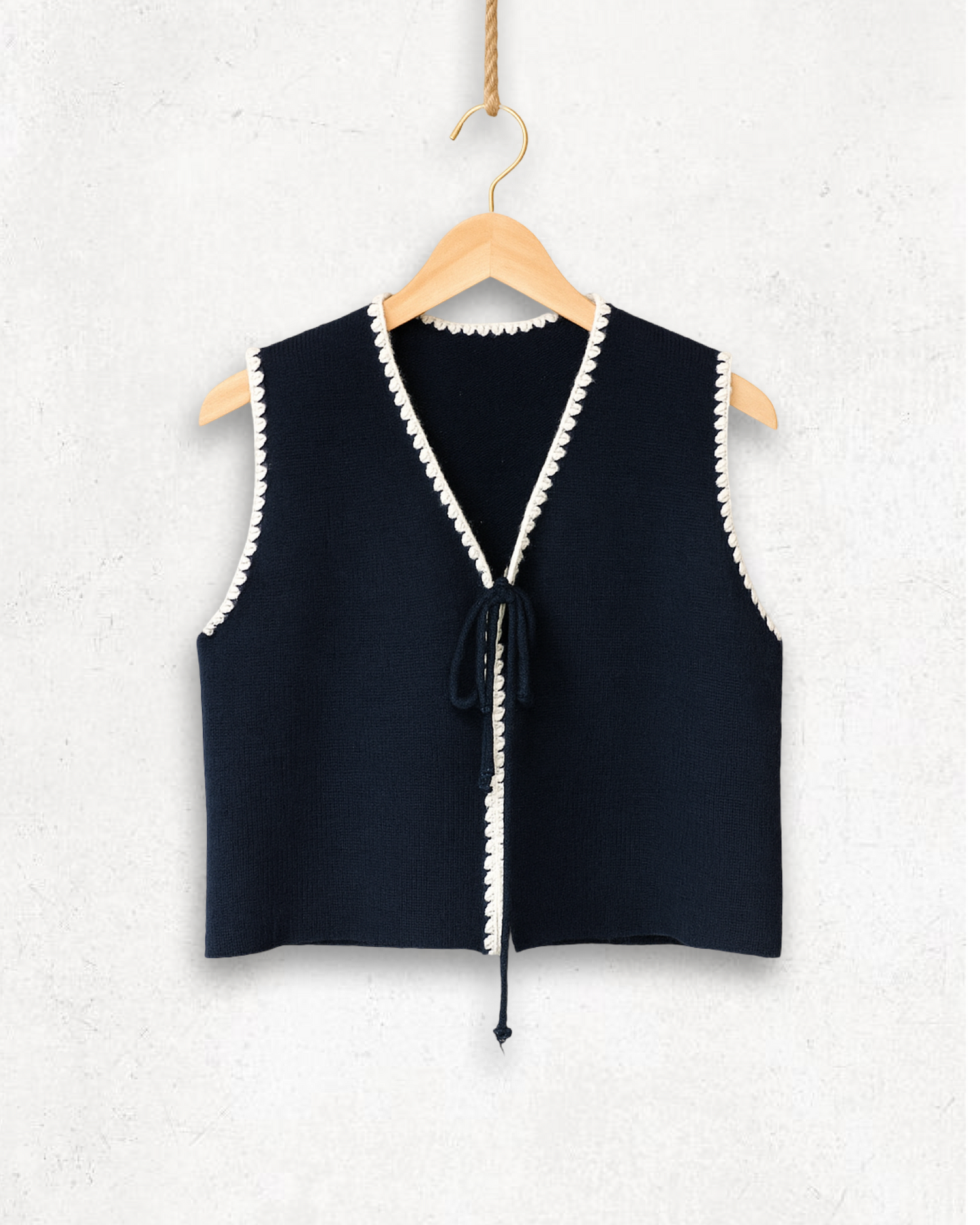 Dunkelblaue Strickweste mit Häkelkante und Schleifendetail