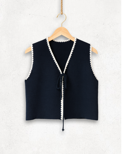 Dunkelblaue Strickweste mit Häkelkante und Schleifendetail