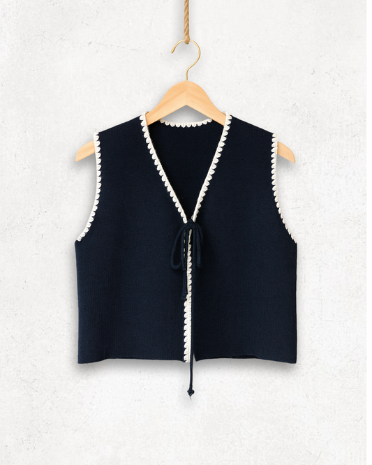 Dunkelblaue Strickweste mit Häkelkante und Schleifendetail